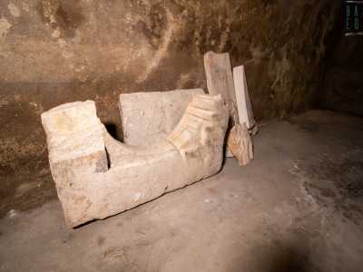 ...che reca sul pavimento quelli che paiono resti di antiche lastre tombali